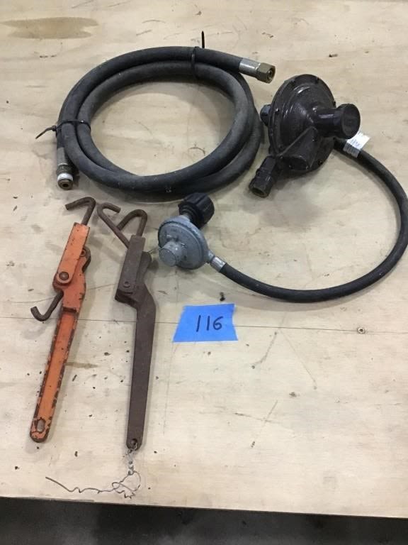 Lot 116: PROPANE REGULATOR AND HOSE,  MINI BINDERS