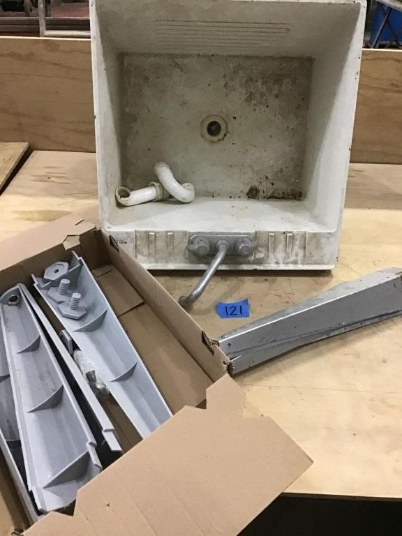 Lot 121: LAUNDRY SINK