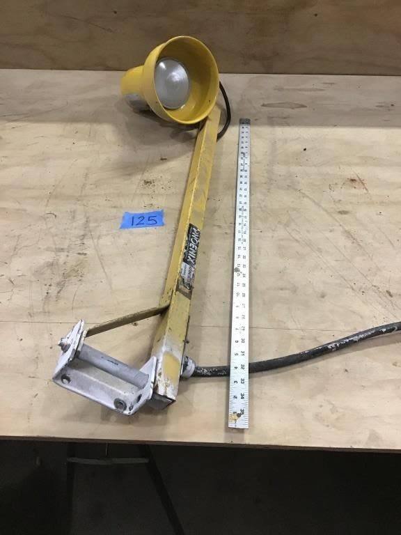 Lot 125: PIVOTING SPOT LIGHT
