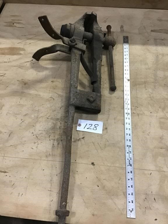 Lot 128: OLD POST VISE