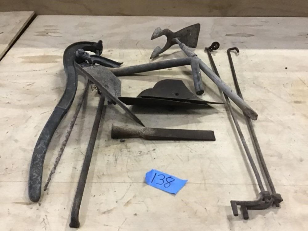 Lot 138: PUMP HANDLE, GARDEN PLOW PIECES, MISC IRON