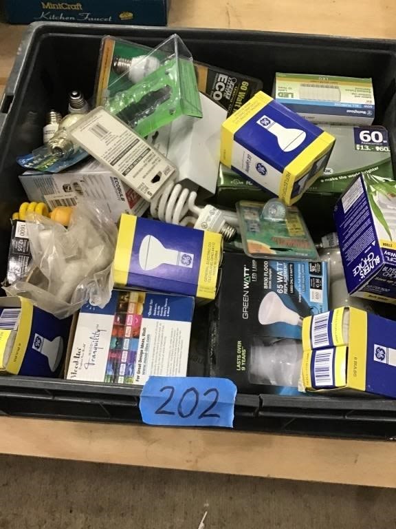 Lot 202: TOTE OF LIGHT BULBS