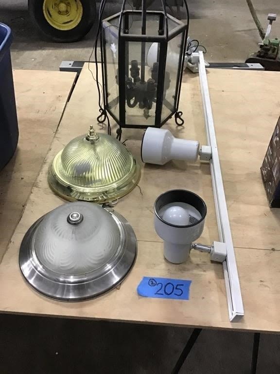 Lot 205: 2 TOTES LIGHT FIXTURES