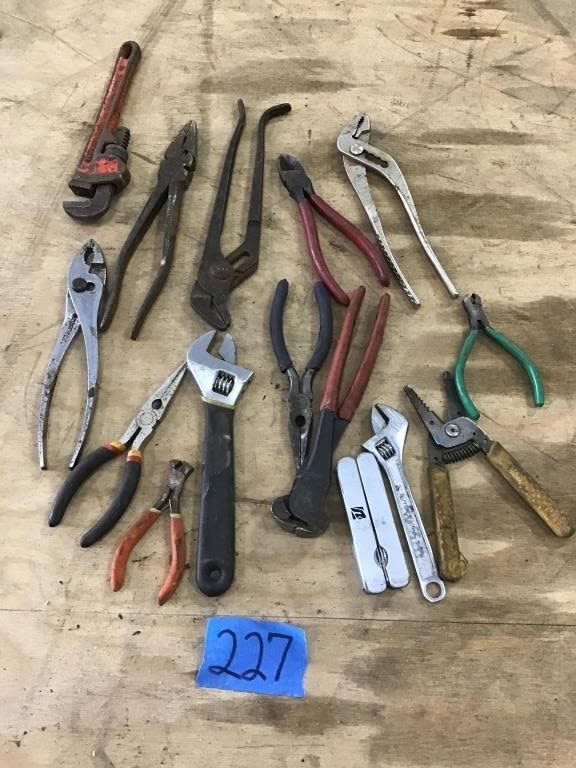Lot 227: VARIOUS TOOLS