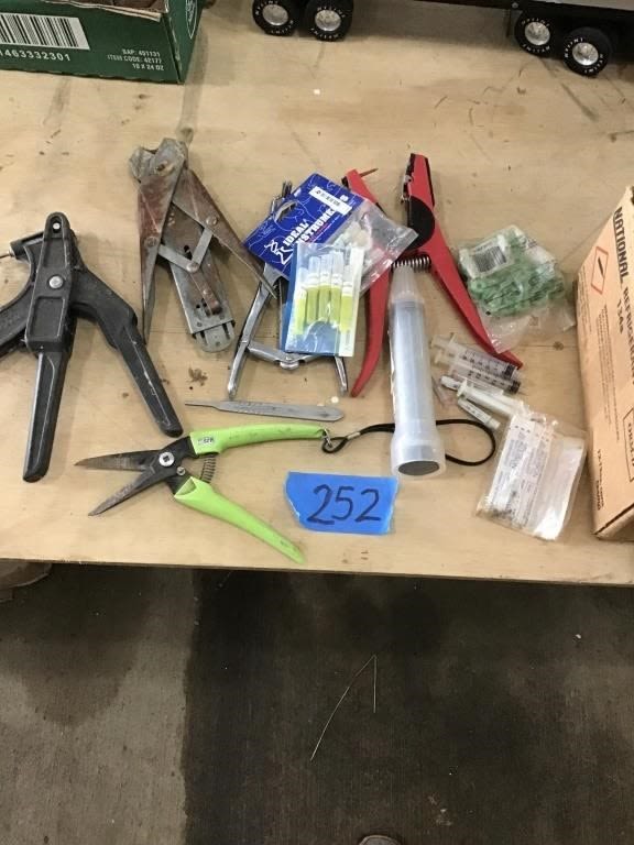 Lot 252: EAR TAGGERS,  ELASTRATOR,  NEEDLES, , RUBBER BANDS