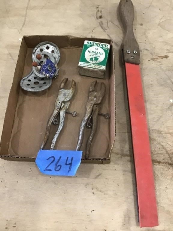 Lot 264: HOG RING PLIERS, HOG RINGS, SLAPPER