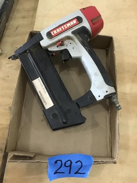 Lot 292: CRAFTSMAN PNEUMATIC FINISH NAILER
