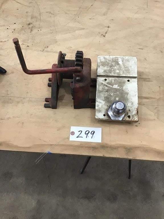 Lot 299: HAND WINCH ,  BALL HITCH