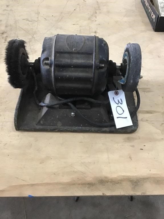 Lot 301: BENCH GRINDER