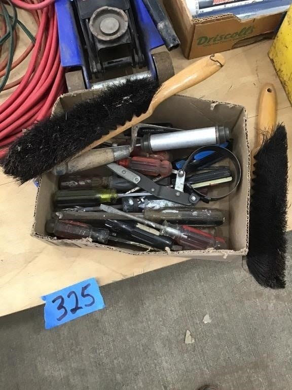 Lot 325: SCREWDRIVERS, TOOLS, BRUSHES