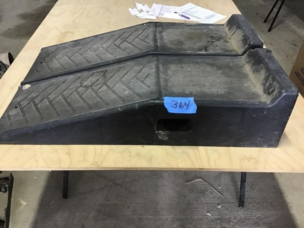 Lot 364: PLASTIC CAR RAMPS