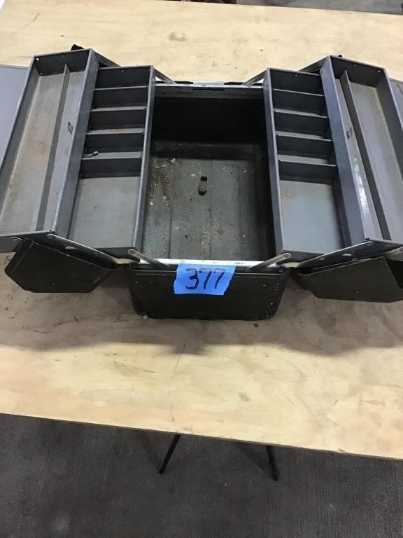 Lot 377: METAL TOOL BOX