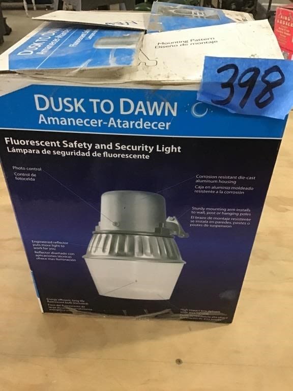 Lot 398: DUSK TO DAWN LIGHT.  NIB