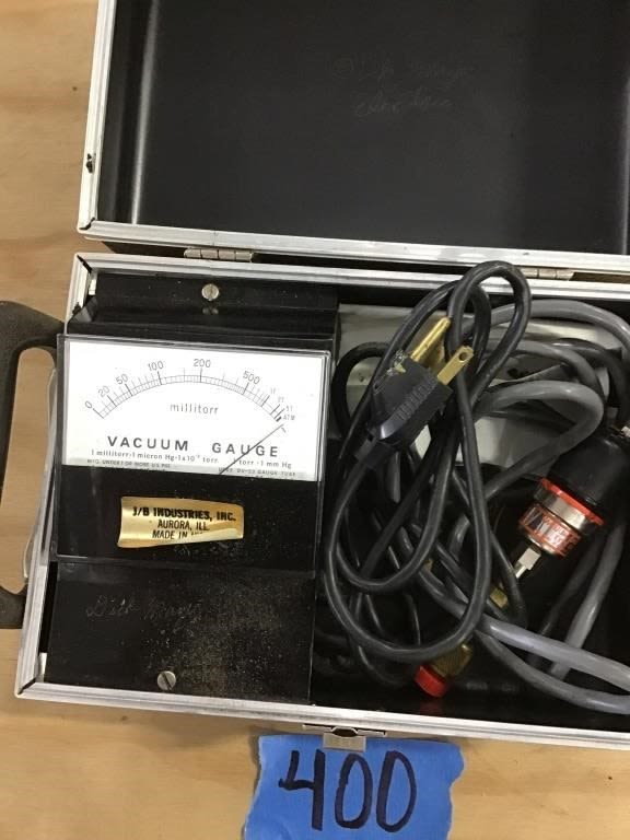 Lot 400: VACUUM GAUGE