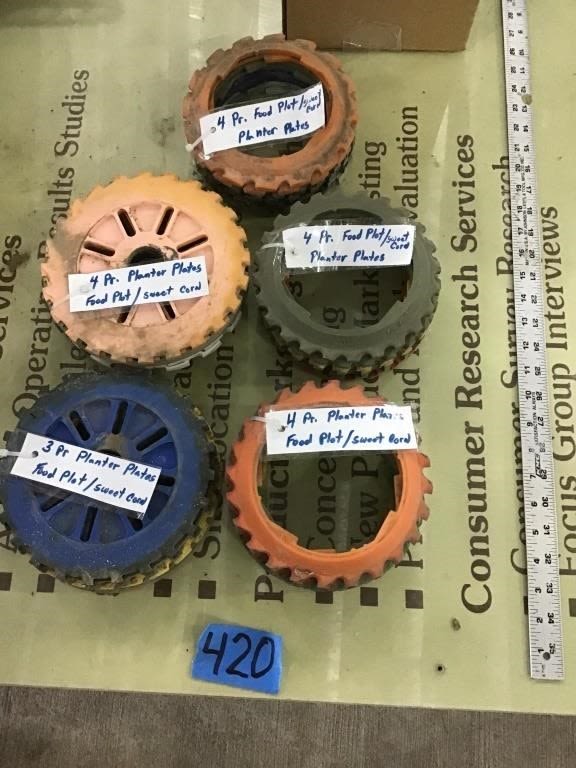 Lot 420: PLANTER PLATES
