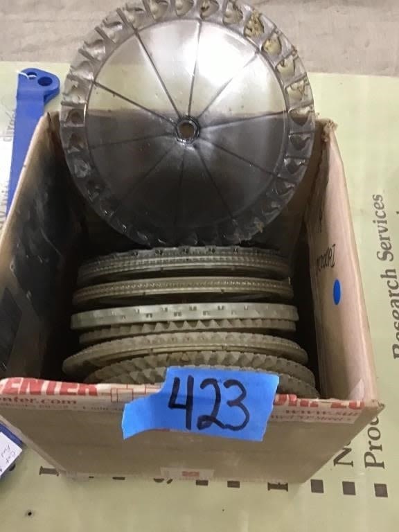 Lot 423: AIR PLANTER PLATES