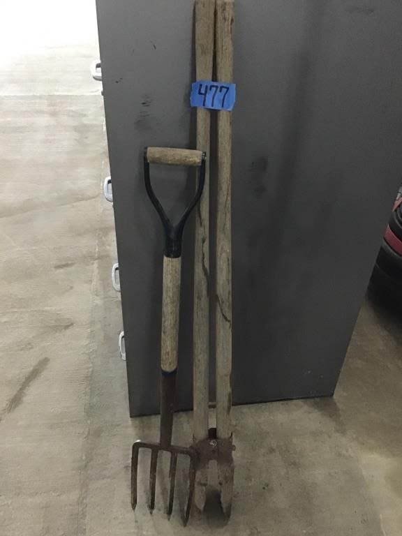 Lot 477: POTATO FORK, POST HOLE DIGGER