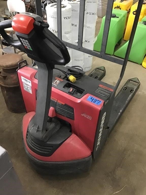 Lot 487: ELECTRIC POWERED PALLET JACK