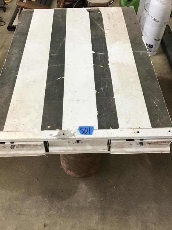 Lot 501: TRUCK BED TOOL BOX
