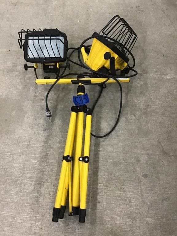 Lot 535: DOUBLE WORK LIGHT ON TRI POD
