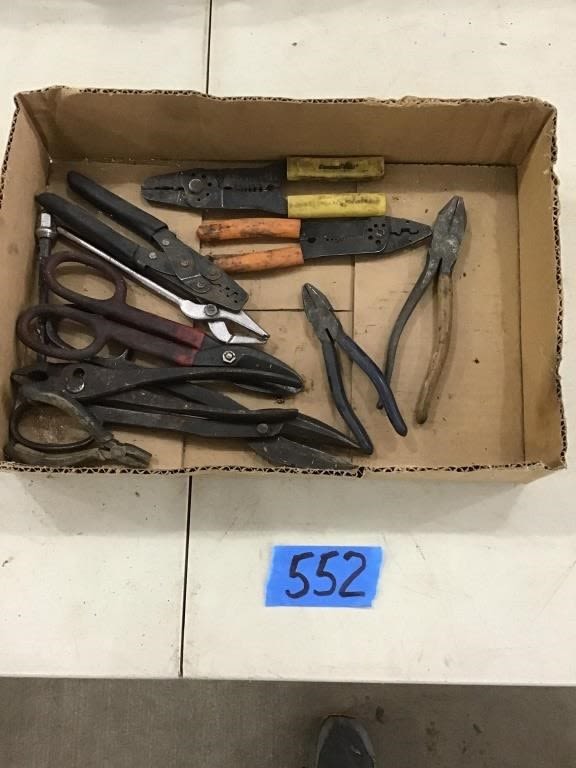Lot 552: TIN SNIPS AND CRIMPERS