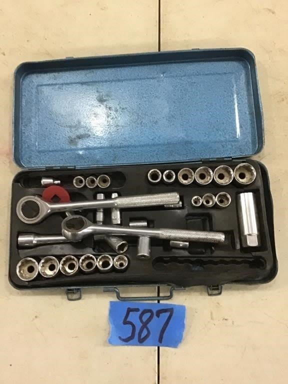 Lot 587: SOCKET SET