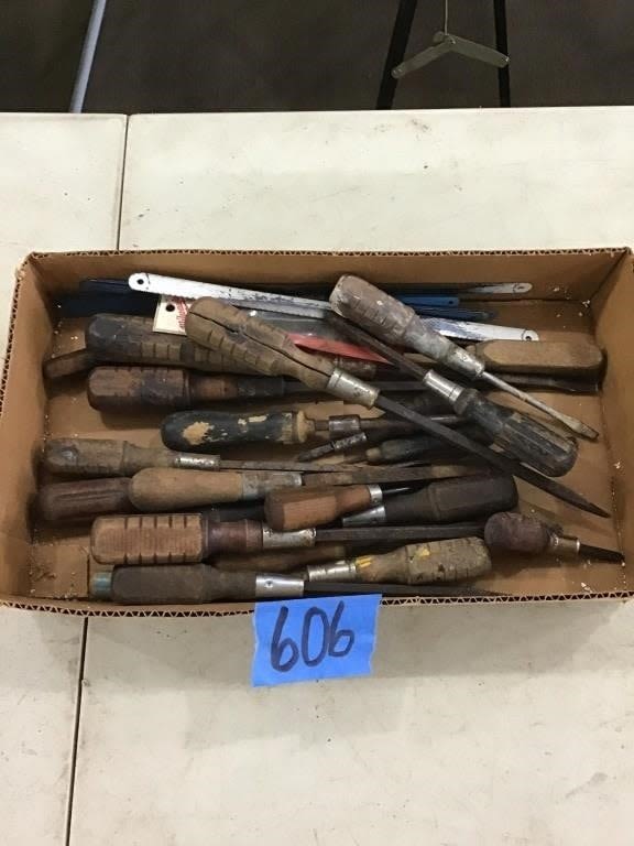 Lot 606: SCREWDRIVERS
