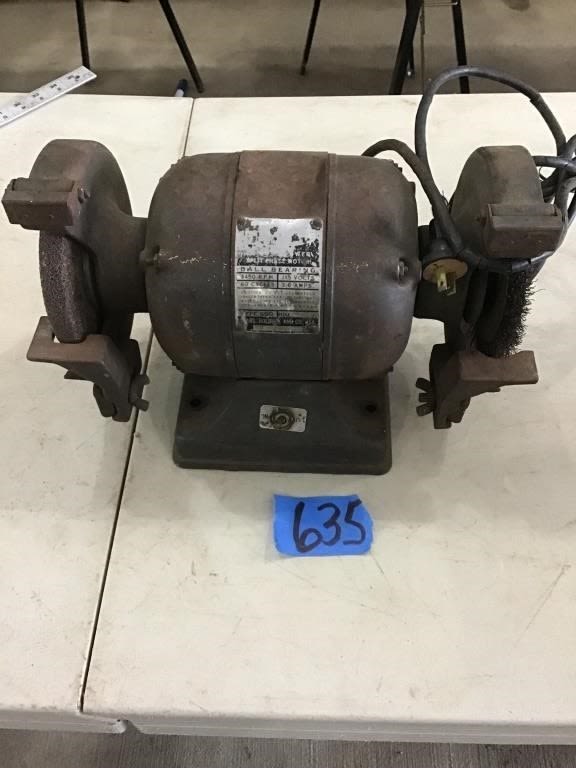 Lot 635: BENCH GRINDER