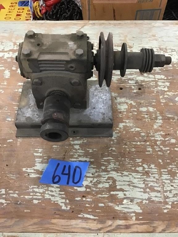 Lot 640: RIGHT ANGLE GEAR BOX