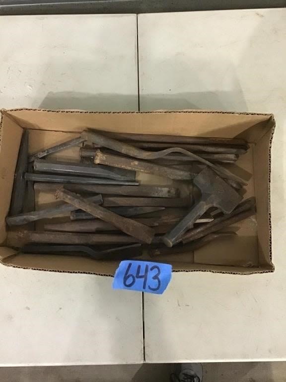 Lot 643: CHISELS