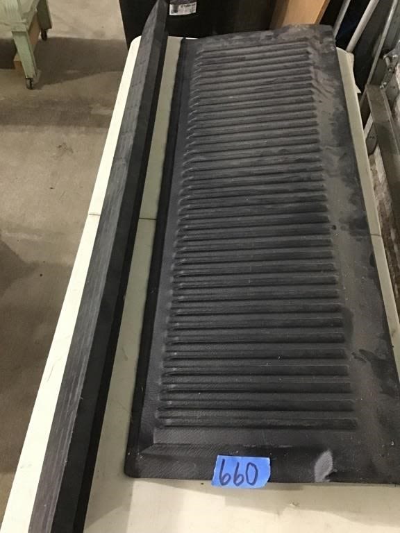 Lot 660: TAIL GATE PROTECTOR