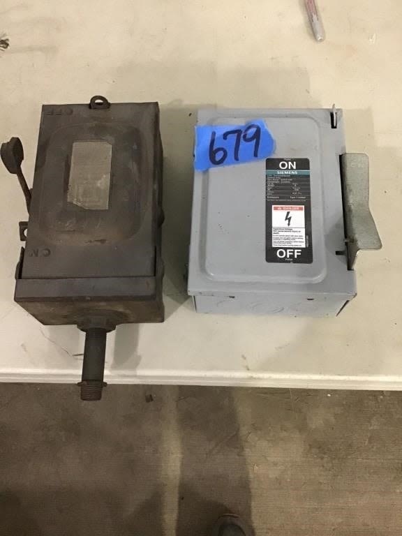 Lot 679: DISCONNECTED BOXES
