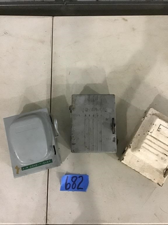 Lot 682: DISCONNECT BOXES