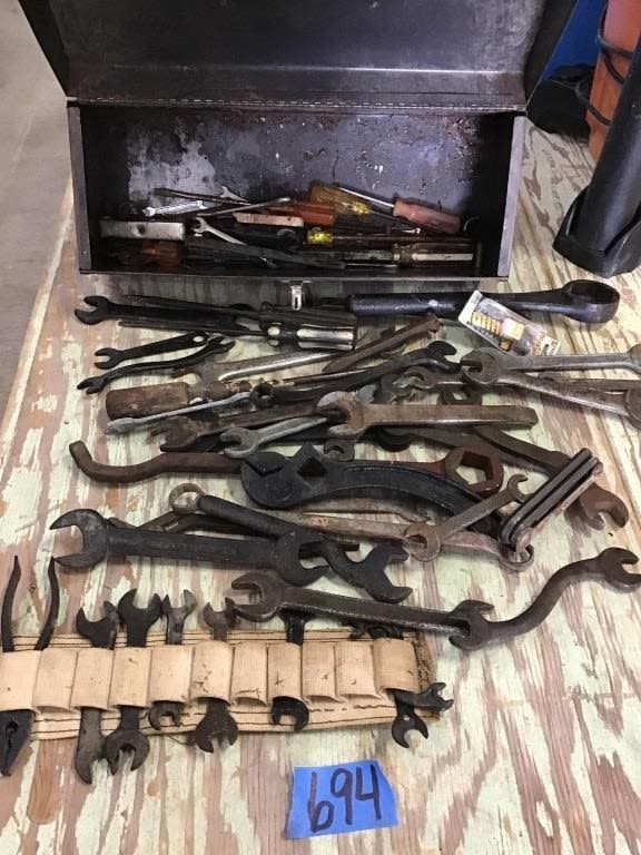 Lot 694: TOOL BOX AND CONTENTS