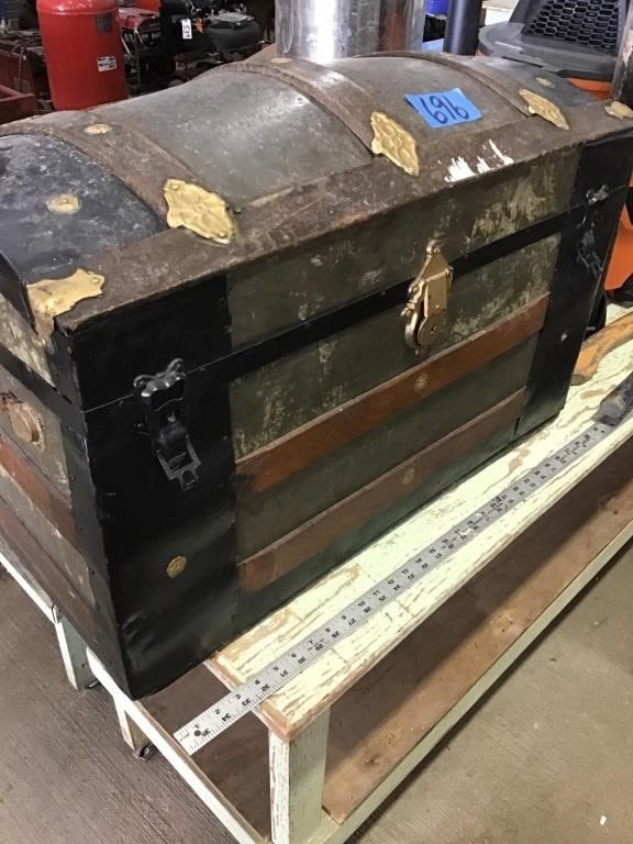 Lot 696: OLD TRUNK