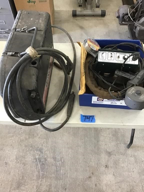 Lot 747: MIG WELDER WITH ALUMINUM SPOOL GUN