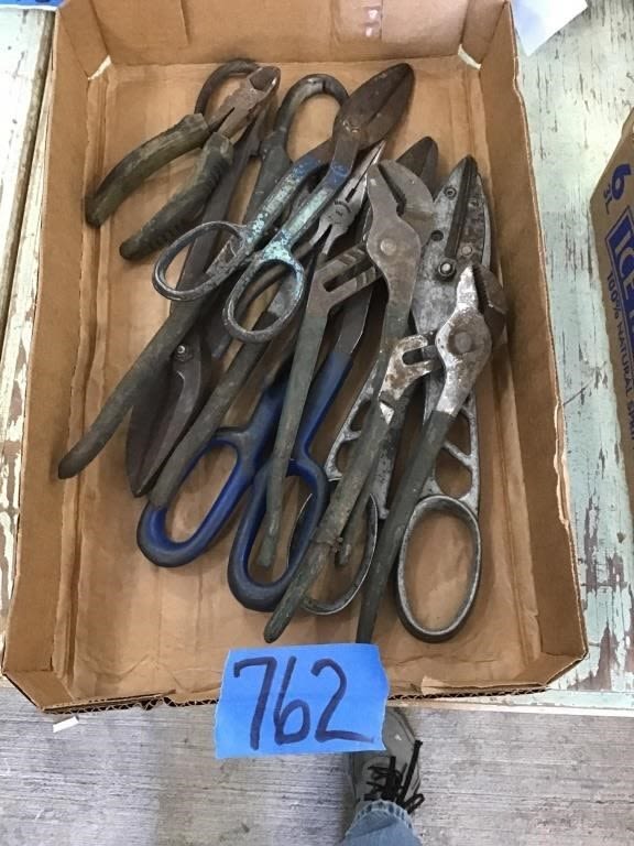 Lot 762: TIN SNIPS AND PLIERS