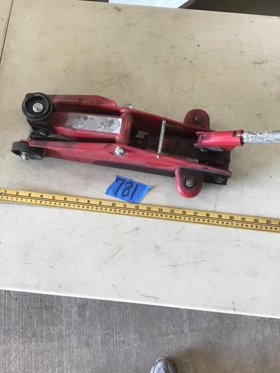 Lot 781: SMALL FLOOR JACK