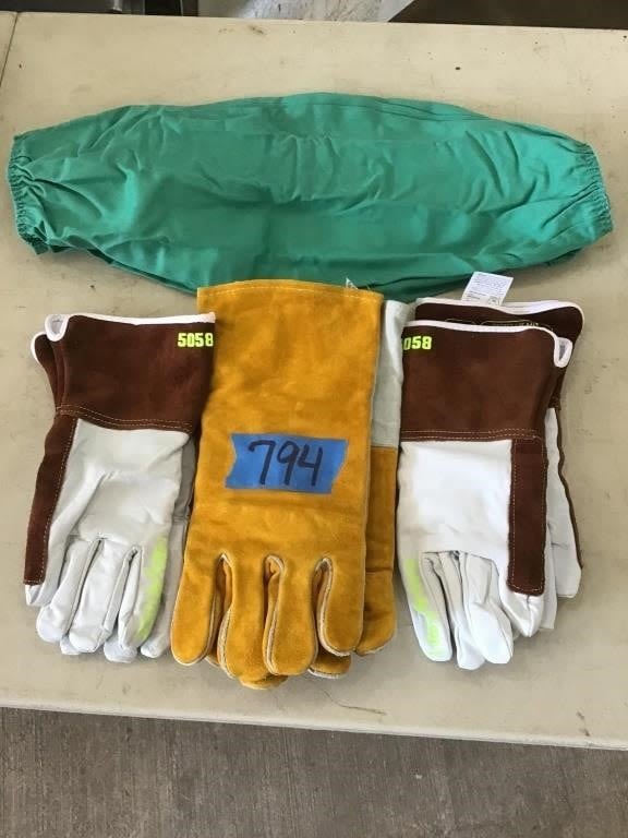 Lot 794: 3  PAIR WELDING GLOVES, 1. WELDING SLEEVES