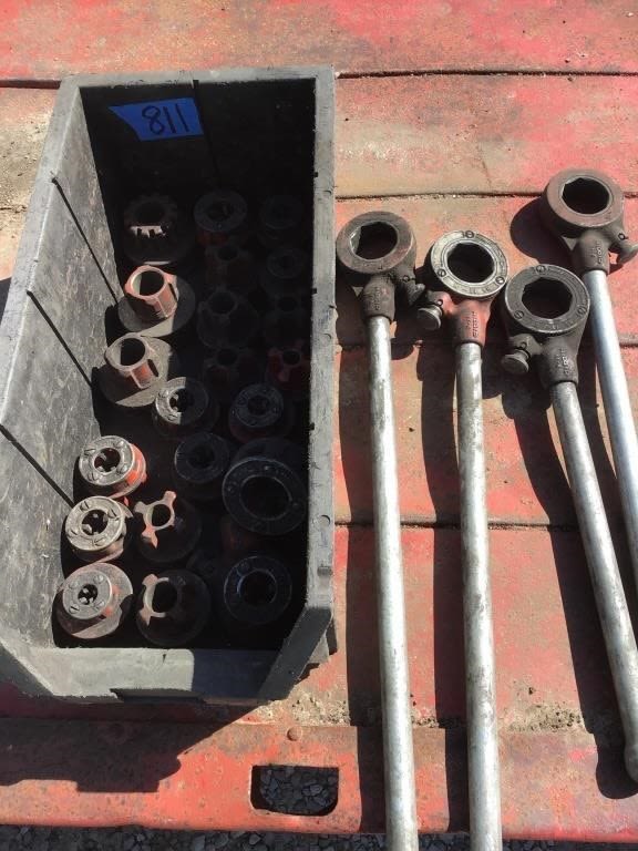 Lot 811: PIPE DIES AND HANDLES