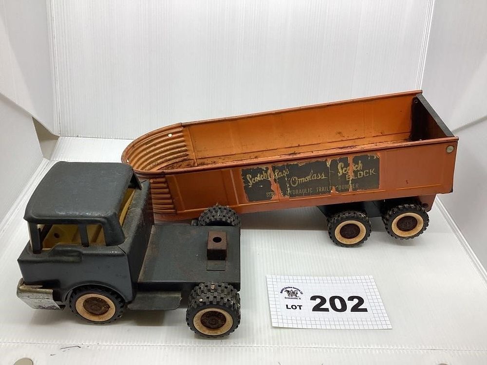 Lot 202: STRUCTO HYDRALIC TRAILER DUMPER SEMI