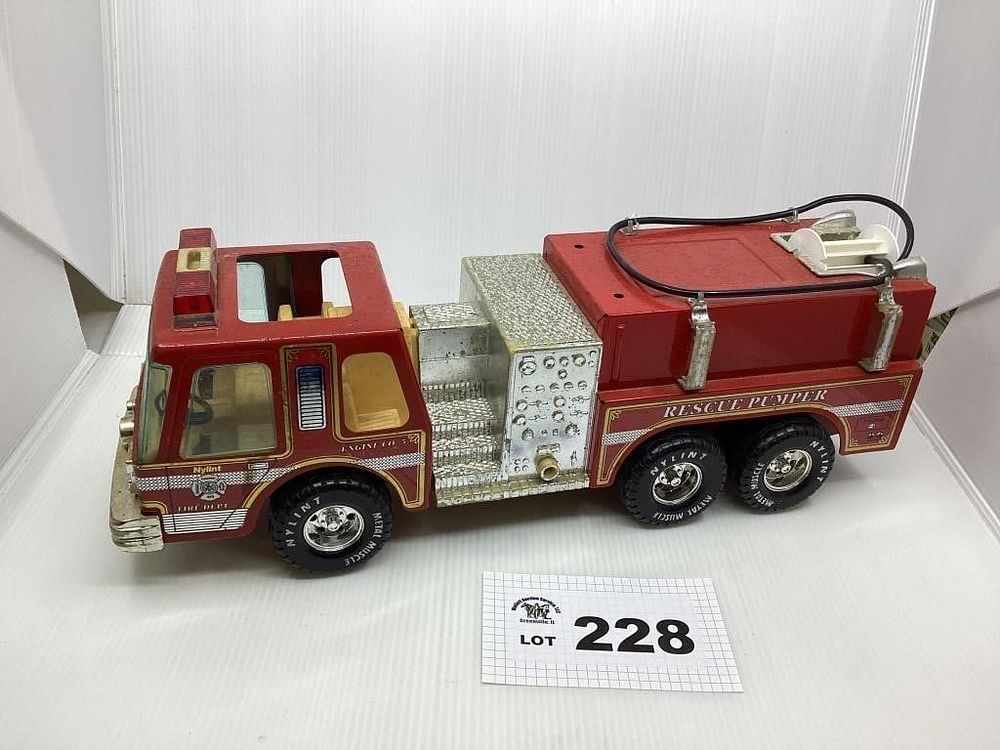Lot 228: NYLINT FIRE ENGINE