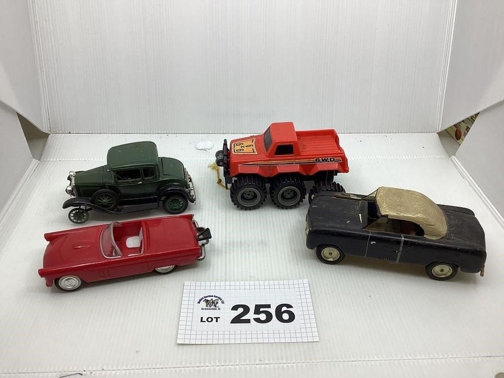 Lot 256: ASSORTMENT OF PLASTIC CARS AND TRUCKS