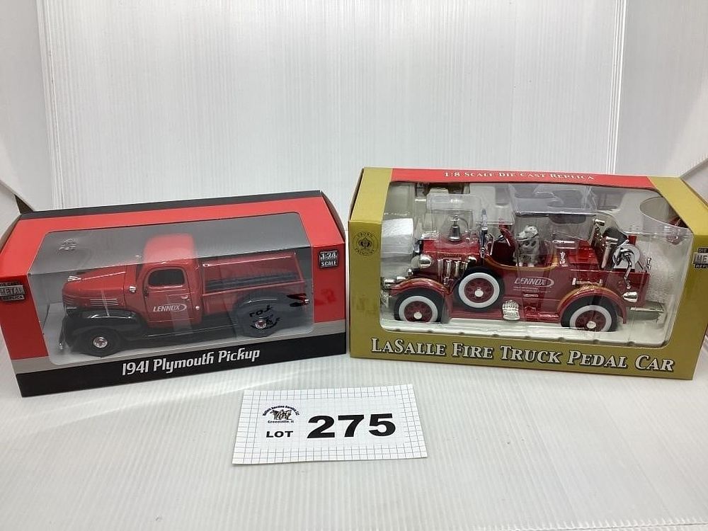 Lot 275: 1:24 SCALE LENNOX 1941 PLYMOUTH PICKUP / LASALLE