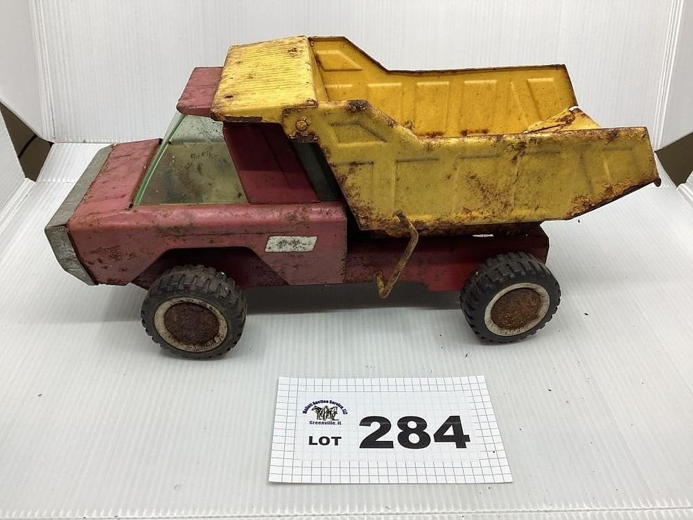 Lot 284: BUDDY DUMP TRUCK
