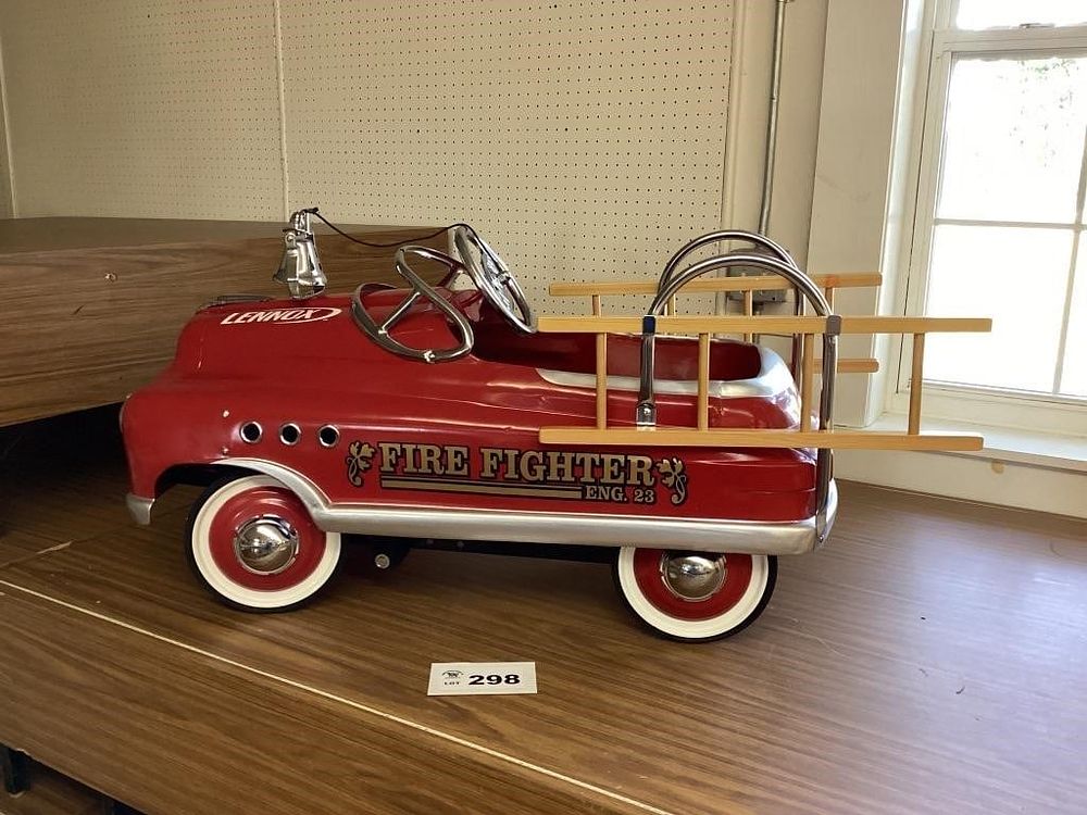 Lot 298: KIDS PEDAL CAR FIRE ENGINE