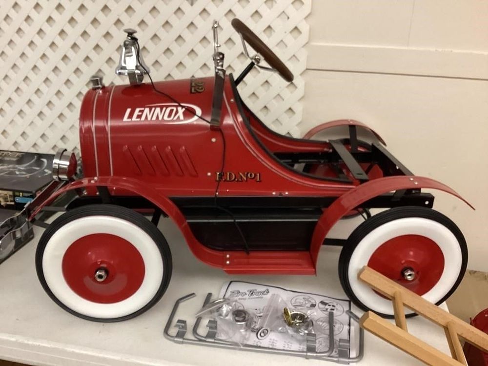 Lot 357: LENNOX KIDS PEDAL CAR - RED