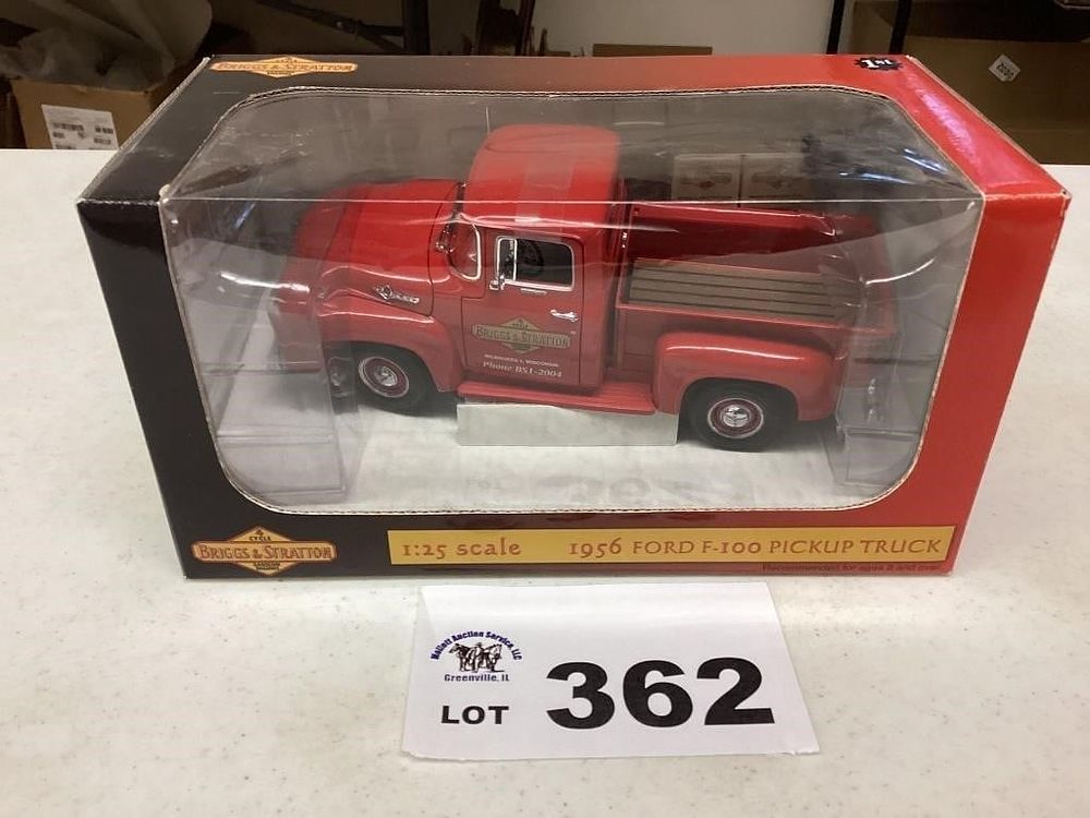 Lot 362: 1:25 SCALE 1956 FORD F-100 PICKUP TRUCK