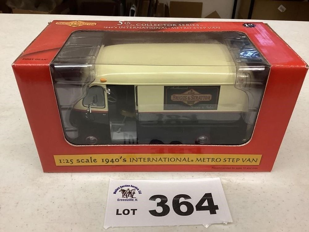 Lot 364: 1:25 SCALE 1940 INTERNATIONAL METRO STEP VAN