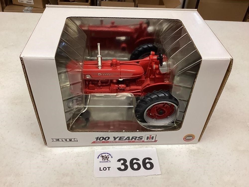 Lot 366: 1:16 SCALE FARMALL SUPER M-TA